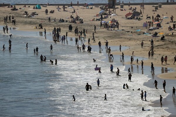 Κορωνοιός: Οι φωτογραφίες με χιλιάδες ανθρώπους σε παραλίες στη Καλιφόρνια τρομάζουν τις αρχές