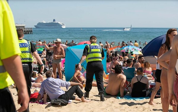 «Θα κλείσουμε τις παραλίες αν συνεχιστεί το χάος» - Προειδοποιεί η Βρετανία μετά τις ανησυχητικές εικόνες