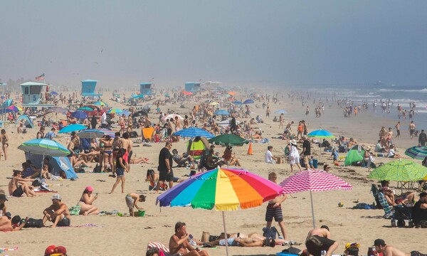 Κορωνοιός: Οι φωτογραφίες με χιλιάδες ανθρώπους σε παραλίες στη Καλιφόρνια τρομάζουν τις αρχές