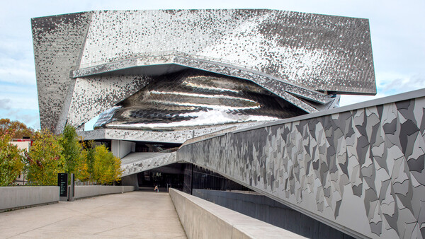 Η Φιλαρμονική του Παρισιού διεκδικεί 170 εκατομμύρια ευρώ από τον Γάλλο αρχιτέκτονα Jean Nouvel