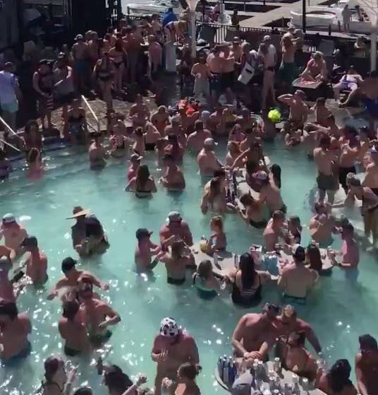 ΗΠΑ: Φορέας του κορωνοϊού συμμετείχε σε pool party με εκατοντάδες άτομα