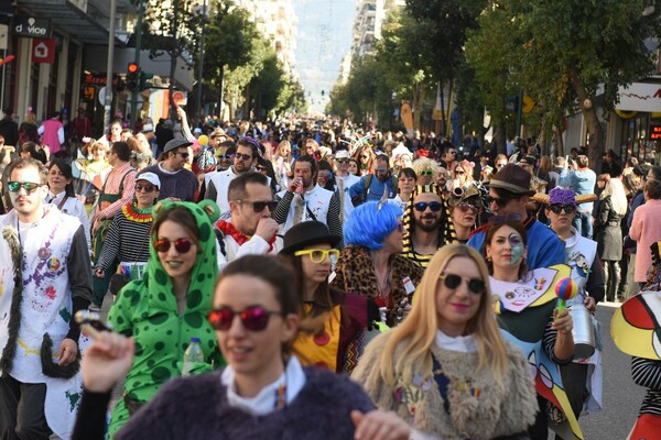 Πατρινό καρναβάλι, παρά την ακύρωση -Περίπου 8.000 άνθρωποι έκαναν παρέλαση