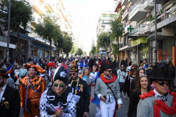 Πατρινό καρναβάλι, παρά την ακύρωση -Περίπου 8.000 άνθρωποι έκαναν παρέλαση