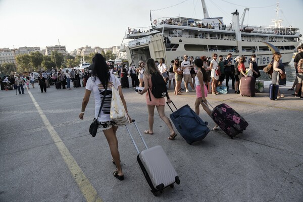 Πειραιάς: Αυξημένη κίνηση στο λιμάνι, αναχωρούν οι αδειούχοι -Έλεγχοι και μέτρα