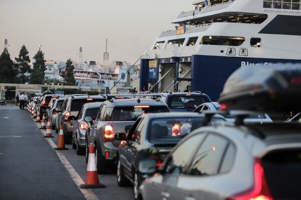Πειραιάς: Αυξημένη κίνηση στο λιμάνι, αναχωρούν οι αδειούχοι -Έλεγχοι και μέτρα