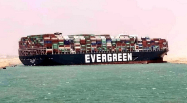 Διώρυγα του Σουέζ: Γιγαντιαίο πλοίο προσάραξε και έκλεισε το πέρασμα (Βίντεο)