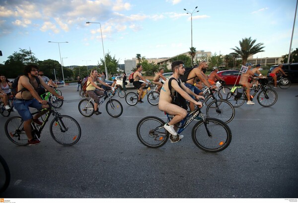 Γυμνή ποδηλατοδρομία στη Θεσσαλονίκη: Με μηνύματα για το περιβάλλον και το Black Lives Matter