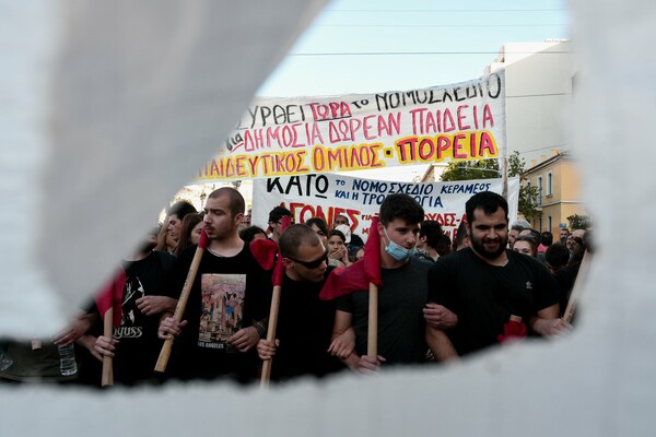 Σε εξέλιξη το συλλαλητήριο κατά του ν/σ για την Παιδεία - Κλειστό το μετρό Συντάγματος