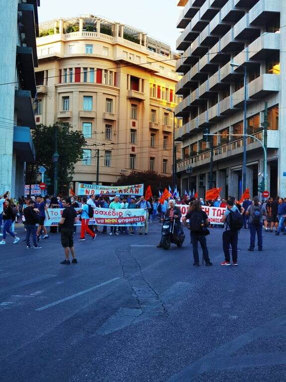 Σε εξέλιξη το συλλαλητήριο κατά του ν/σ για την Παιδεία - Κλειστό το μετρό Συντάγματος