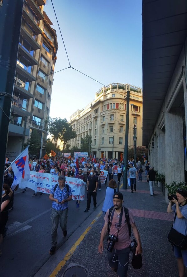 Σε εξέλιξη το συλλαλητήριο κατά του ν/σ για την Παιδεία - Κλειστό το μετρό Συντάγματος