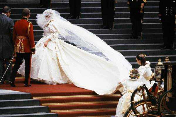 Γιατί σήμερα έχουμε ακόμα τέτοια εμμονή με τα ρούχα της πριγκίπισσας Νταϊάνα;