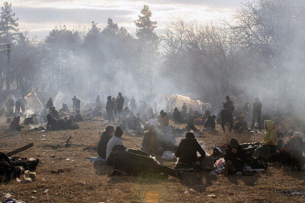 Έβρος: Oι NYT καταγράφουν τις συγκρούσεις με τους πρόσφυγες στα σύνορα- Δραματικές εικόνες