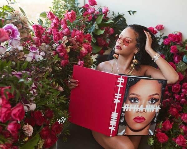 Αντί για νέο άλμπουμ, η Rihanna μόλις έβγαλε ένα βιβλίο για τη ζωή της