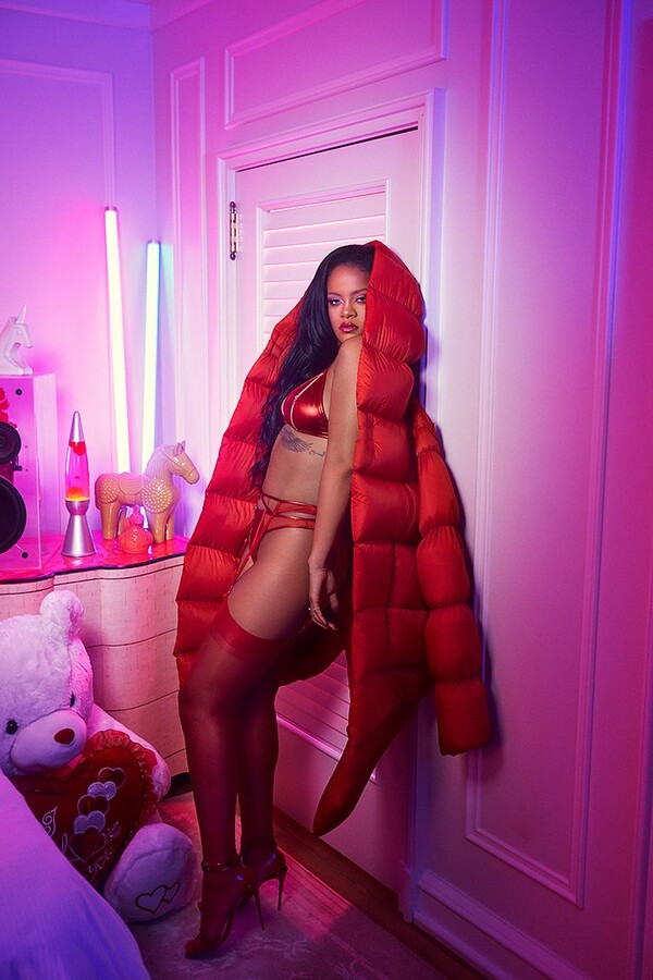 H Rihanna ανακοίνωσε την πρώτη συνεργασία για τα εσώρουχα Savage X Fenty με τολμηρή συλλογή για του Αγίου Βαλεντίνου