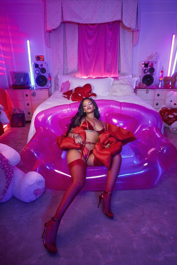 H Rihanna ανακοίνωσε την πρώτη συνεργασία για τα εσώρουχα Savage X Fenty με τολμηρή συλλογή για του Αγίου Βαλεντίνου