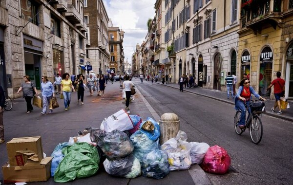 H Ρώμη πνίγεται στα σκουπίδια - και τώρα ήρθαν οι αρουραίοι