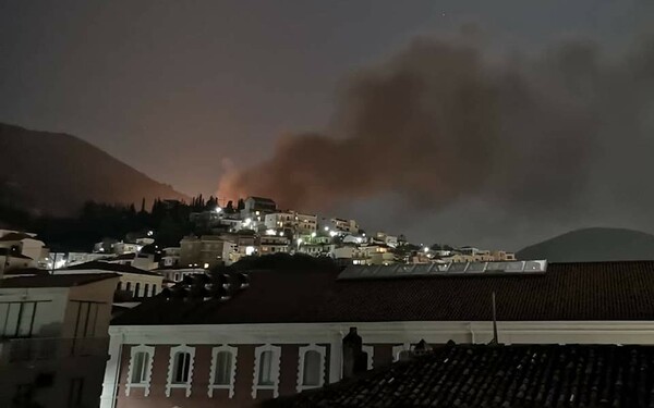 Σάμος: Νύχτα επεισοδίων με φωτιές και τραυματίες στο Κέντρο Υποδοχής και Ταυτοποίησης