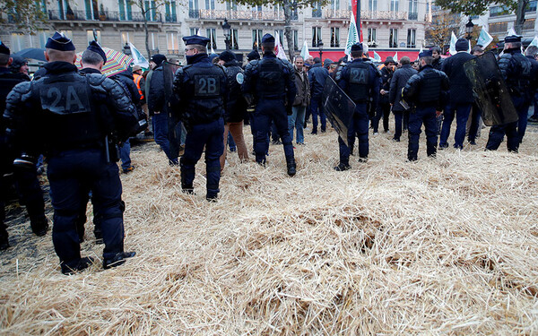 Γαλλία: Αγρότες έριξαν σανό και «κατέβασαν» στο Παρίσι εκατοντάδες τρακτέρ