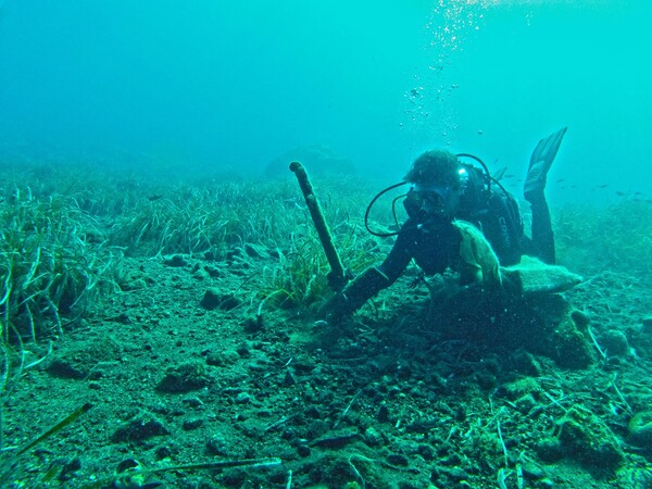 Ανέσυραν 827 κιλά απορριμμάτων από το βυθό της Σαντορίνης