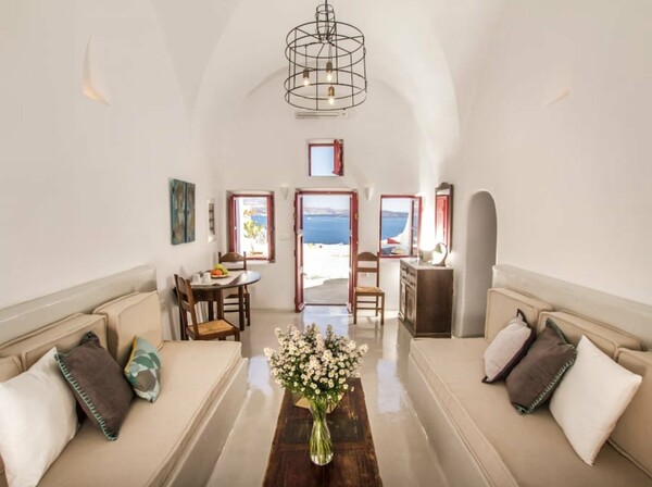 Airbnb: Τα 10 περιζήτητα σπίτια της δεκαετίας - Ειδυλλιακή βίλα στη Σαντορίνη στα κορυφαία