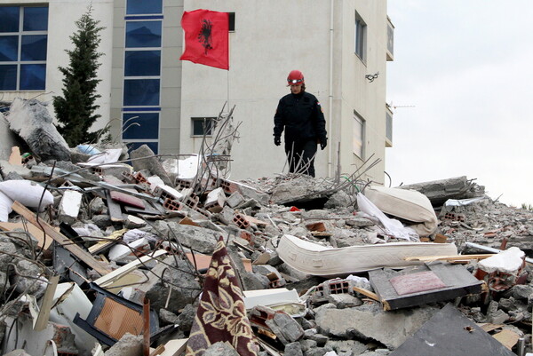 Σεισμός στην Αλβανία: Αγωνιώδεις έρευνες για αγνοούμενους - Τουλάχιστον 10.000 οι άστεγοι