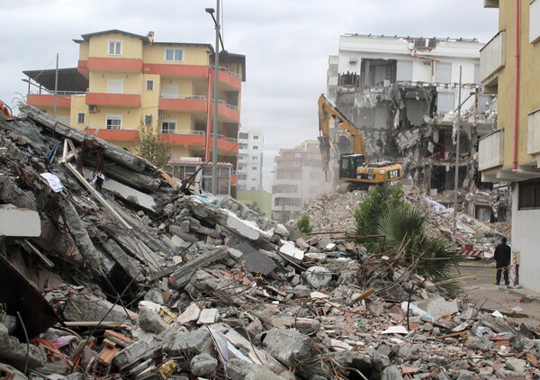 Αλβανία: Οι σεισμοπαθείς στο Δυρράχιο φοβούνται να γυρίσουν στα σπίτια τους