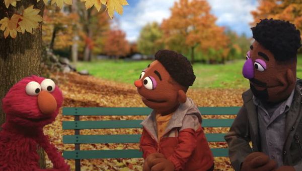 Το Sesame Street παρουσίασε δύο μαύρα Muppets σε μία κίνηση κατά του ρατσισμού 