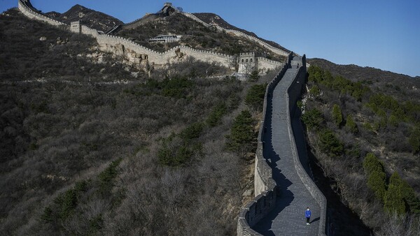 «Μαύρη λίστα» για τουρίστες δημιουργεί η Κίνα - Μετά τους νέους βανδαλισμούς στο Σινικό Τείχος