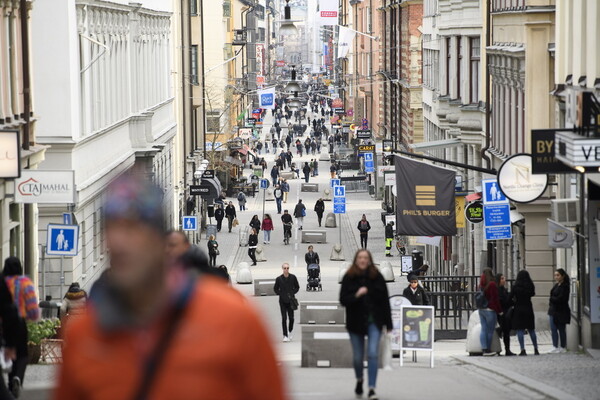 Κορωνοϊός: Η Σουηδία κατέγραψε τον μεγαλύτερο ημερήσιο αριθμό νεκρών - Αύξηση και στα κρούσματα