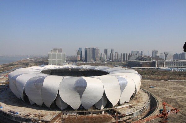 Ένα στάδιο στην πόλη Χανγκτσόου της Κίνας ανοίγει τα «πέταλά» του για να υποδεχτεί κορυφαία αθλητικά γεγονότα