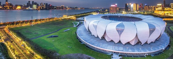 Ένα στάδιο στην πόλη Χανγκτσόου της Κίνας ανοίγει τα «πέταλά» του για να υποδεχτεί κορυφαία αθλητικά γεγονότα