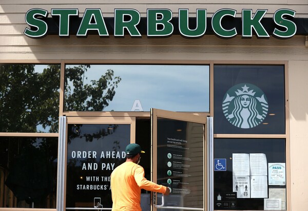 Δωρεές 73.000$ για εργαζόμενο των Starbucks, μετά τη διαμαρτυρία πελάτισσας η οποία δεν φορούσε μάσκα