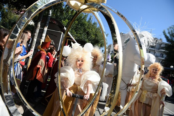 Πατρινό καρναβάλι, παρά την ακύρωση -Περίπου 8.000 άνθρωποι έκαναν παρέλαση
