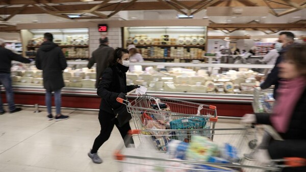 Κορωνοϊός: Οι Έλληνες μαγειρεύουν περισσότερο - Αλεύρι, αλάτι, κρέμα γάλακτος και αυγά πωλούνται περισσότερο