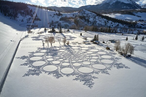 Τέχνη στο χιόνι: Βρετανός κάνει εντυπωσιακά, τεράστια γεωμετρικά σχέδια