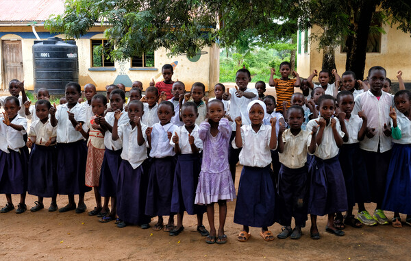 Share, Love, Travel: ένα αλληλέγγυο πρότζεκτ για τα φτωχά παιδιά της Τανζανίας