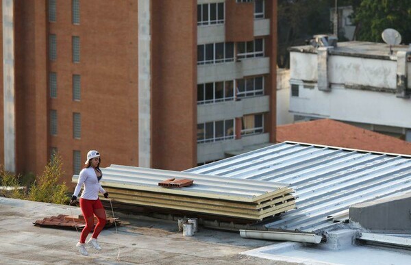 Οι Βενεζουελάνοι ξορκίζουν την καραντίνα με κρασί και συμπάθεια στις ταράτσες τους