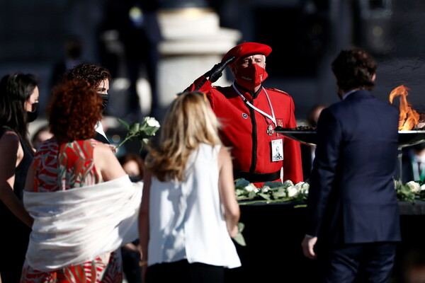 Κορωνοϊός: Η Ισπανία τίμησε τους 28.400 νεκρούς της- Με μαύρες μάσκες και λευκά τριαντάφυλλα