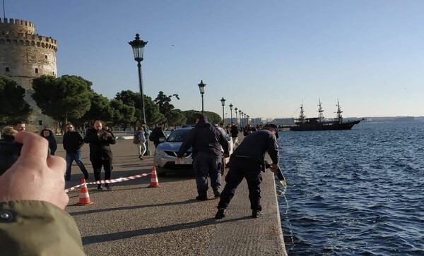 Της έκλεψαν το κινητό και την έσπρωξαν στη θάλασσα στη Θεσσαλονίκη