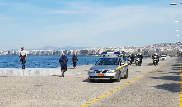 Κορωνοϊός στη Θεσσαλονίκη: Με μεγάφωνα οι αστυνομικοί ζητάνε από τον κόσμο να μείνει σπίτι - Κάποιοι εκνευρίστηκαν