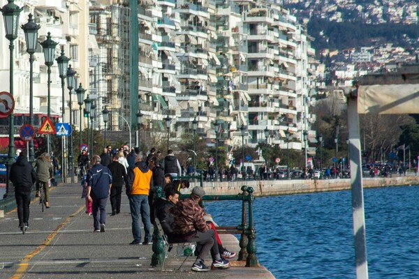 Κορωνοϊός στη Θεσσαλονίκη: Με μεγάφωνα οι αστυνομικοί ζητάνε από τον κόσμο να μείνει σπίτι - Κάποιοι εκνευρίστηκαν