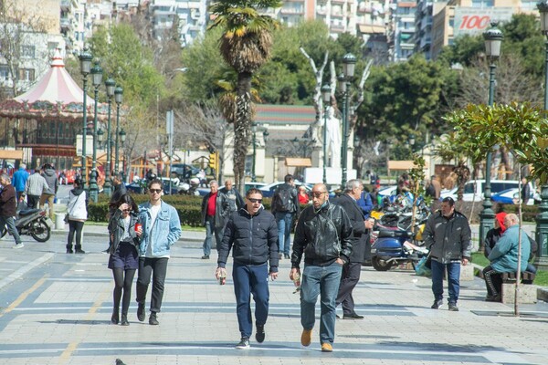 Κορωνοϊός στη Θεσσαλονίκη: Γεμάτη κόσμο η παραλία - Δεν μένουν σπίτι