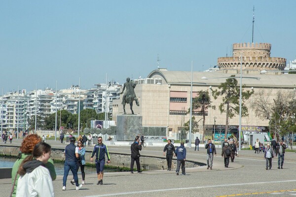 Κορωνοϊός στη Θεσσαλονίκη: Γεμάτη κόσμο η παραλία - Δεν μένουν σπίτι