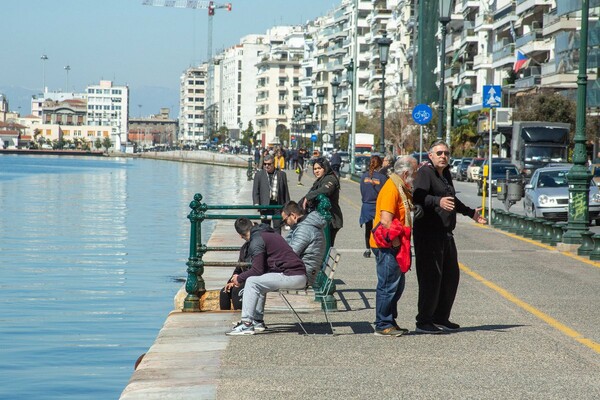 Κορωνοϊός στη Θεσσαλονίκη: Γεμάτη κόσμο η παραλία - Δεν μένουν σπίτι