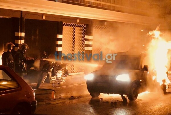 Στις φλόγες δέκα οχήματα στη Θεσσαλονίκη