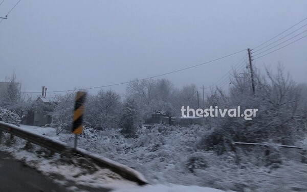 Με χιόνια ξύπνησαν σε Τρίκαλα και Θεσσαλονίκη
