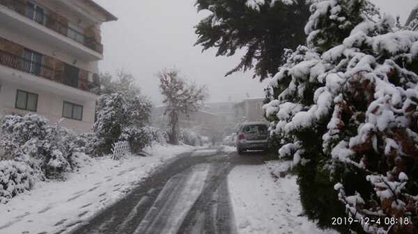 Με χιόνια ξύπνησαν σε Τρίκαλα και Θεσσαλονίκη