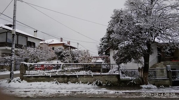 Με χιόνια ξύπνησαν σε Τρίκαλα και Θεσσαλονίκη