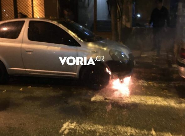 Επεισόδια με μολότοφ και φωτιές στη Θεσσαλονίκη - Ζημιές σε σταθμευμένα ΙΧ