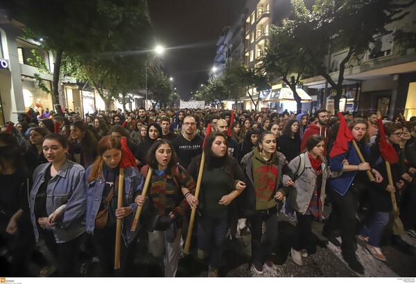 Επεισόδια με μολότοφ και φωτιές στη Θεσσαλονίκη - Ζημιές σε σταθμευμένα ΙΧ